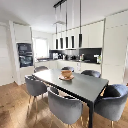 House, 5 Rooms, Garden, Free Parking, Smarttv Apartment *