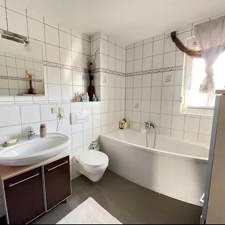 House, 5 Rooms, Garden, Free Parking, Smarttv דירה הנובר